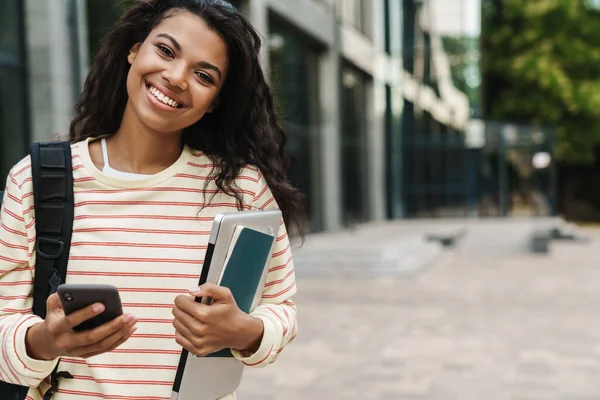 Bild Von Fröhlichen Afrikanisch Amerikanischen Mädchen Mit Handy Beim Spazierengehen — Stockfoto