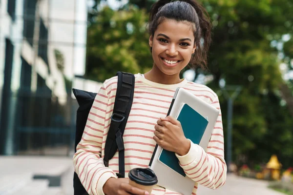 Imagem Menina Americana Africana Alegre Que Bebe Café Andar Com — Fotografia de Stock