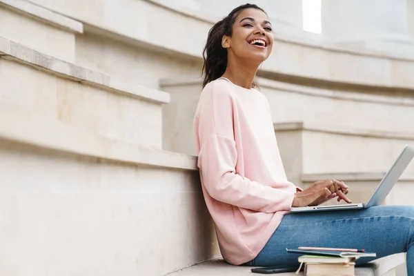 Imagen Una Alegre Estudiante Afroamericana Que Trabaja Con Portátil Mientras —  Fotos de Stock