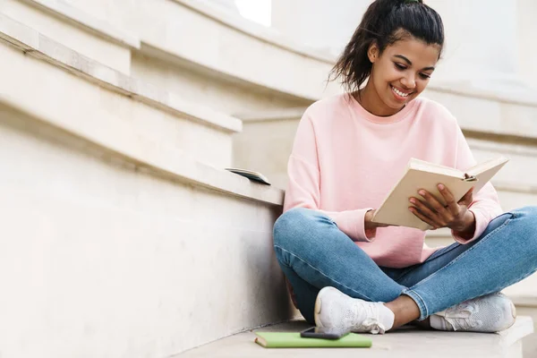 Obrázek Veselý Africký Americký Student Dívka Čtení Knihy Zatímco Sedí — Stock fotografie