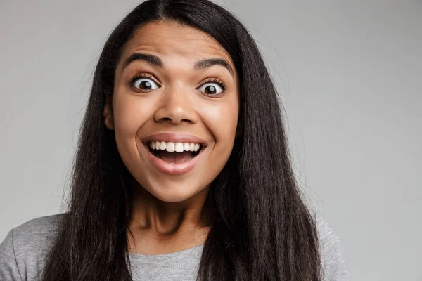 Portret Van Een Vrolijke Glimlachende Jonge Afrikaanse Vrouw Met Lang — Stockfoto