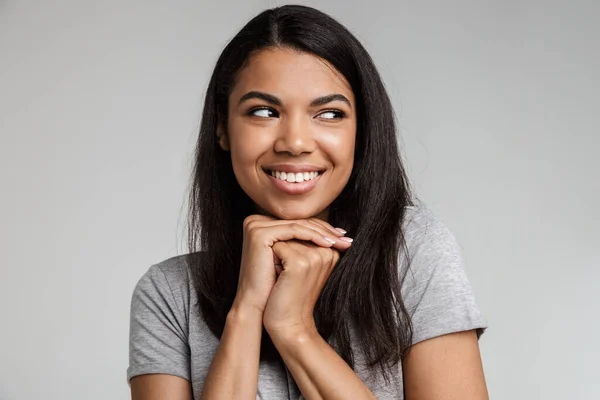 Retrato Uma Jovem Africana Sorridente Feliz Com Longos Cabelos Escuros — Fotografia de Stock