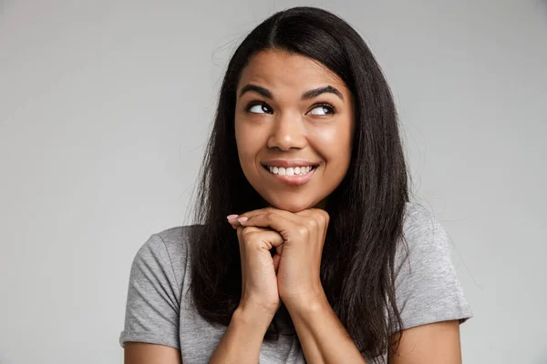 Retrato Una Joven Africana Sonriente Feliz Con Pelo Largo Oscuro —  Fotos de Stock