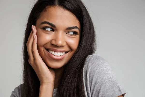 Porträt Einer Glücklich Lächelnden Jungen Afrikanerin Mit Langen Dunklen Haaren — Stockfoto