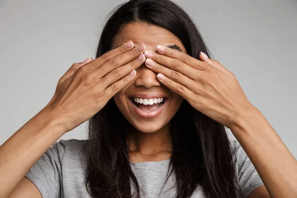 Opgewonden Jonge Afro Amerikaanse Vrouw Dragen Casual Kleding Geïsoleerd Grijze — Stockfoto