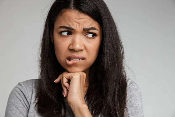 Porträtt Ung Kvinna Tänker Djupt Något Isolerad Grå Bakgrund — Stockfoto