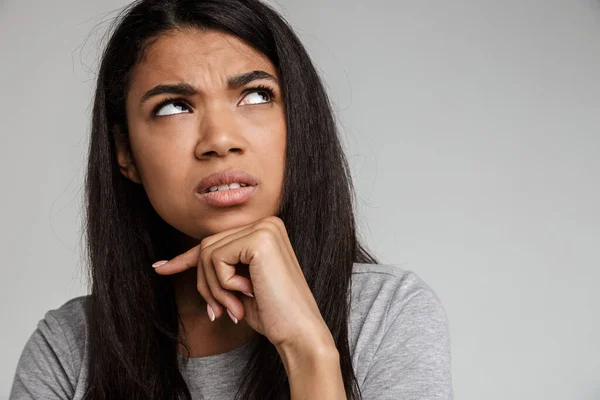 Portret Van Jonge Vrouw Denken Diep Iets Geïsoleerd Grijze Achtergrond — Stockfoto