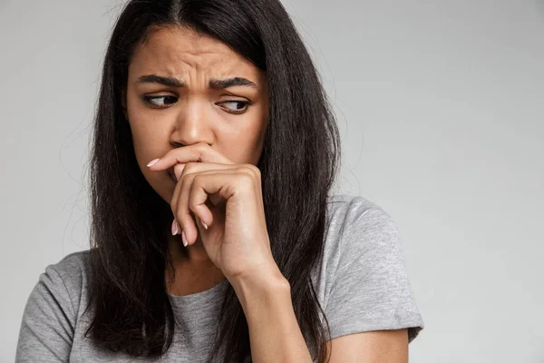 Porträtt Ung Kvinna Tänker Djupt Något Isolerad Grå Bakgrund — Stockfoto