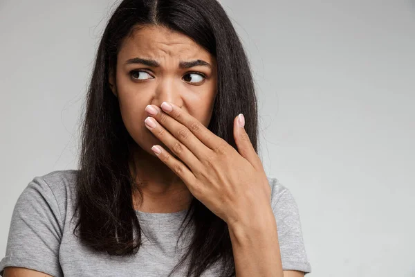 Porträtt Ung Kvinna Tänker Djupt Något Isolerad Grå Bakgrund — Stockfoto