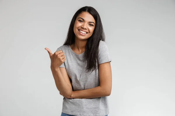 Sorrindo Jovem Mulher Africana Vestindo Roupas Casuais Apontando Para Espaço — Fotografia de Stock