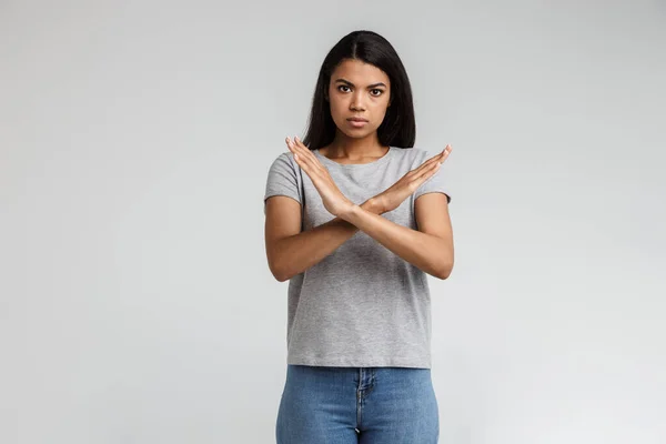 Retrato Una Joven Seria Mujer Africana Mostrando Gesto Stop Con —  Fotos de Stock