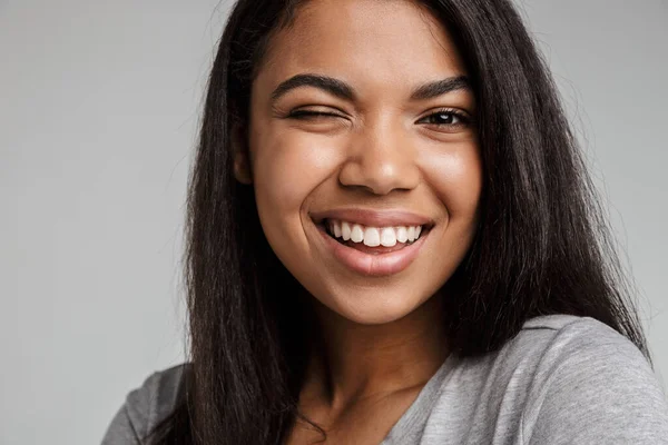 Retrato Uma Jovem Africana Sorridente Feliz Com Longos Cabelos Escuros — Fotografia de Stock