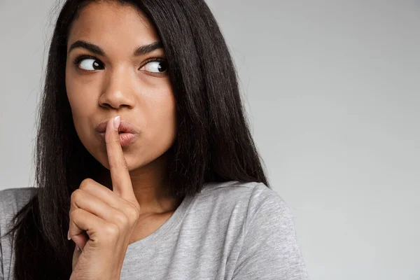 Mooie Jonge Afrikaanse Vrouw Poseren Geïsoleerd Grijze Muur Achtergrond Tonen — Stockfoto