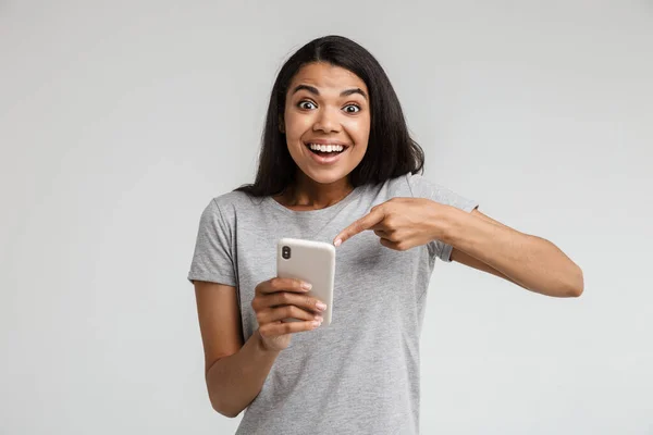 Jovem Africana Excitada Roupas Casuais Regozijando Segurando Celular Isolado Sobre — Fotografia de Stock