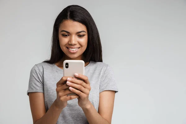 Усміхнена Молода Африканська Жінка Смс Мобільному Телефоні Ізольована Сірому Фоні — стокове фото