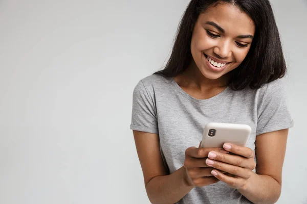 Sorrindo Jovem Mulher Africana Mensagens Texto Telefone Celular Isolado Fundo — Fotografia de Stock