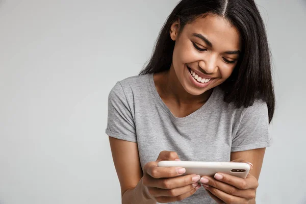 Hermosa Mujer Africana Joven Feliz Aislado Sobre Fondo Pared Gris — Foto de Stock