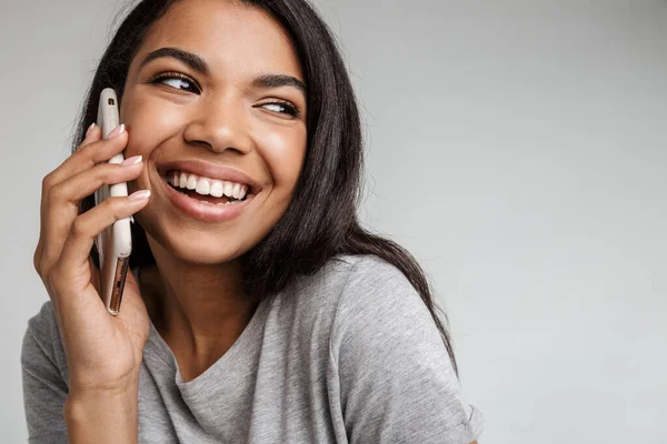 Bella Donna Africana Che Parla Sul Cellulare Isolato Sfondo Grigio — Foto Stock