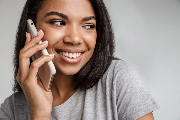 Mulher Africana Bonita Falando Telefone Celular Isolado Fundo Cinza — Fotografia de Stock