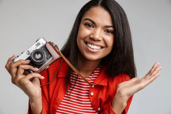 Gülümseyen Güzel Bir Afrikalı Amerikalı Kızın Portresi Gri Arka Planda — Stok fotoğraf