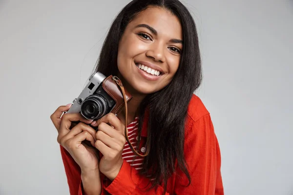 Portret Van Een Glimlachend Mooi Afrikaans Amerikaans Meisje Fotograferen Met — Stockfoto