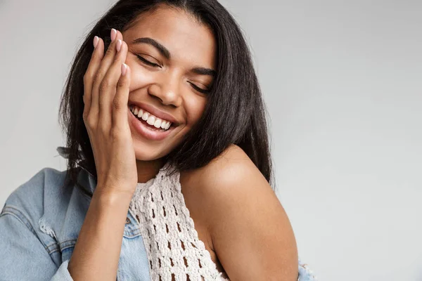 Porträt Einer Glücklich Lächelnden Jungen Afrikanerin Mit Langen Dunklen Haaren — Stockfoto