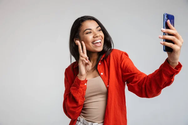 Jovem Engraçado Africano Casual Senhora Sorrir Fazer Selfie Smartphone Isolado — Fotografia de Stock