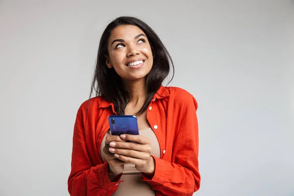 Sorridente Giovane Donna Africana Sms Sul Telefono Cellulare Isolato Sfondo — Foto Stock