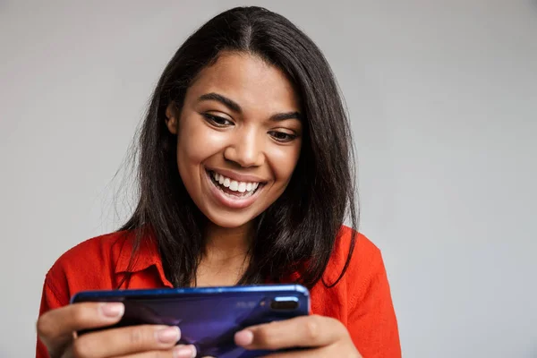 Bella Felice Giovane Donna Africana Isolato Sfondo Grigio Muro Giochi — Foto Stock