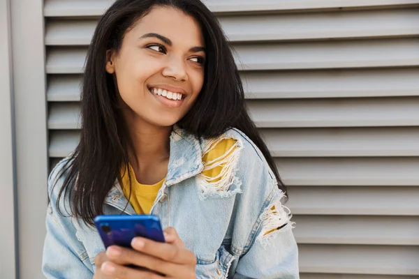 Image Cheerful African American Woman Smiling Using Smartphone While Standing — Stock Photo, Image