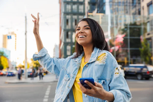 Atractiva Joven Africana Una Calle Ciudad Saludando Para Taxi Sosteniendo — Foto de Stock