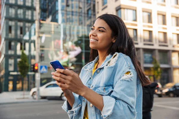 Joven Sonriente Mujer Africana Casual Usando Teléfono Móvil Una Calle — Foto de Stock