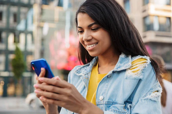 Joven Sonriente Mujer Africana Casual Usando Teléfono Móvil Una Calle — Foto de Stock