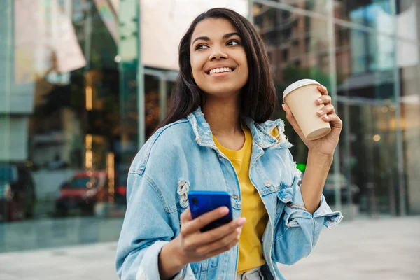 Jovem Sorrindo Mulher Africana Casual Usando Telefone Celular Uma Rua — Fotografia de Stock