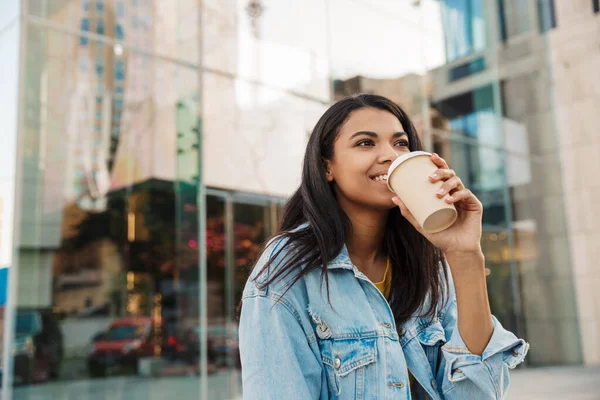 Sonriente Joven Afroamericana Sentada Banco Con Una Taza Café Para —  Fotos de Stock