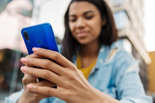 Joven Sonriente Mujer Africana Casual Usando Teléfono Móvil Una Calle — Foto de Stock