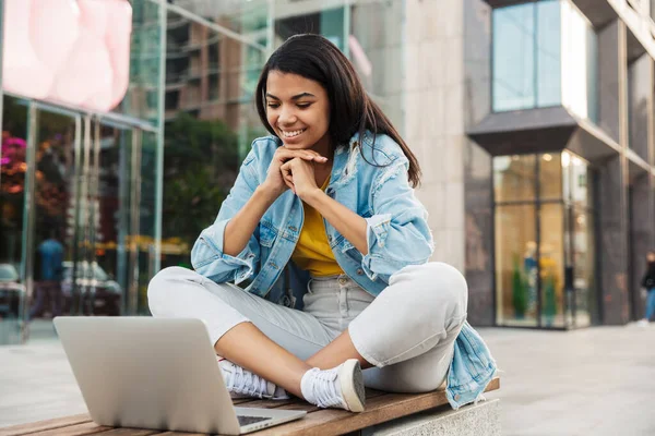 Felice Ragazza Africana Utilizzando Computer Portatile Strada — Foto Stock