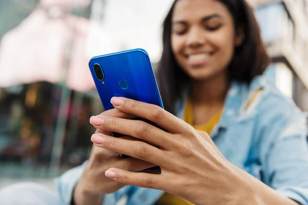 Joven Sonriente Mujer Africana Casual Usando Teléfono Móvil Una Calle — Foto de Stock