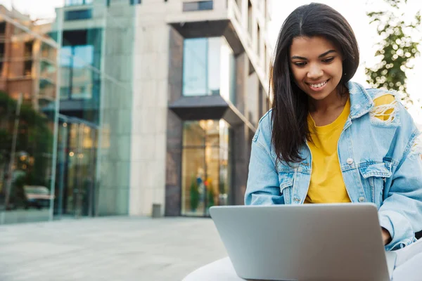 Imagen Alegre Mujer Afroamericana Sonriendo Usando Portátil Mientras Está Sentada — Foto de Stock