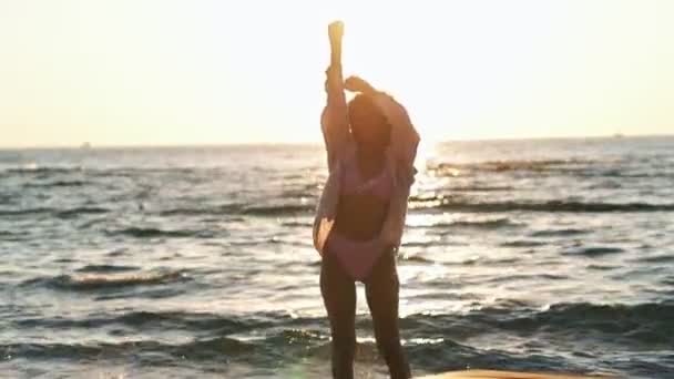 Jovem Africana Roupa Banho Dançando Livre Uma Praia — Vídeo de Stock