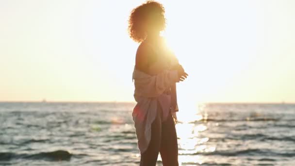 Jeune Africaine Optimiste Positive Maillot Bain Dansant Extérieur Sur Une — Video