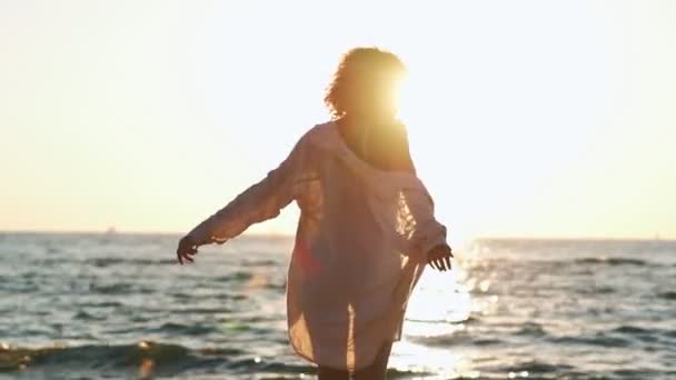 Mulher Jovem Africana Incrível Roupa Banho Dançando Livre Uma Praia — Vídeo de Stock