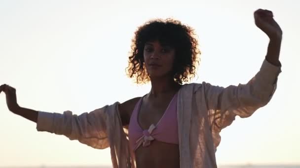 Молода Африканка Купальнику Танцює Відкритому Повітрі Пляжі — стокове відео