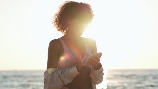 Junge Glückliche Afrikanische Frau Badebekleidung Mit Handy Freien Strand — Stockvideo