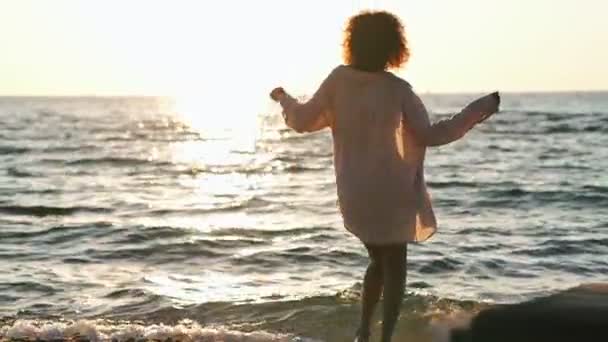 若いですアフリカの楽観的な女性で水着ダンス屋外でビーチ — ストック動画