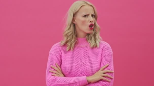 분홍색 스웨터를 여성이 고개를 가로젓고 — 비디오