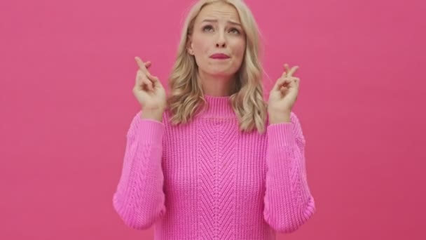 분홍색 스웨터를 아름다운 여성이 손가락을 건너는 소원을 — 비디오