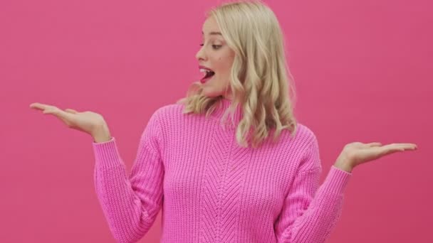 Una Fortunata Donna Bionda Maglione Rosa Tiene Spazio Libero Tra — Video Stock