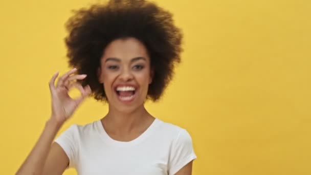 Une Femme Heureuse Montre Geste Correct Debout Isolé Sur Fond — Video