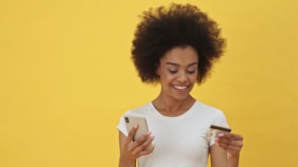Una Mujer Hermosa Está Utilizando Teléfono Inteligente Tarjeta Crédito Pie — Vídeo de stock